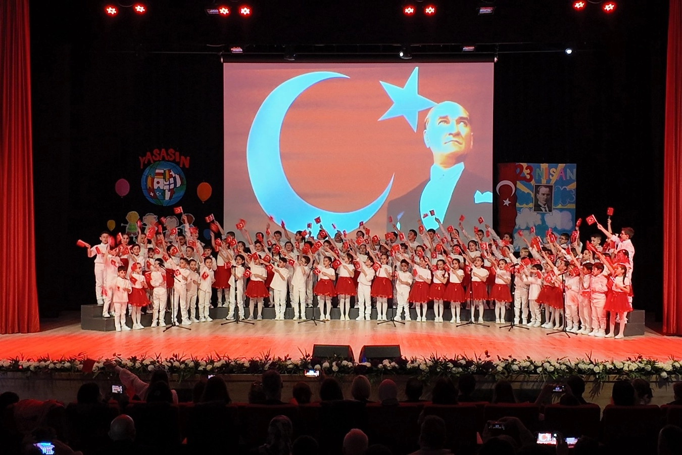 Uzmanlar Koleji, 23 Nisan Çocuk Bayramı’nı renkli görüntülerle kutladı