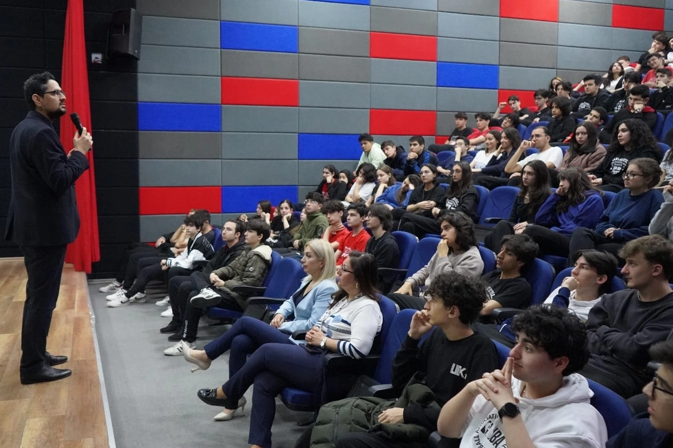 Uzmanlar Koleji Lisesi, kariyer günleriyle öğrencilerini geliştiriyor
