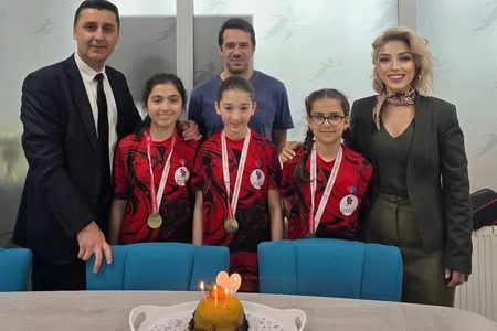 Uzmanlar Koleji Masa Tenisi Kız Takımı’ndan büyük başarı!