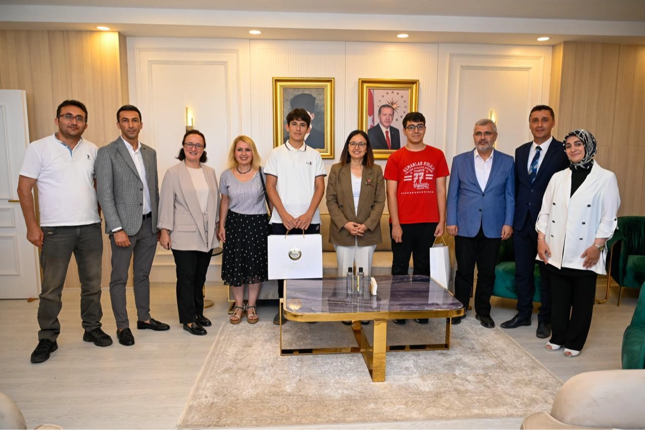 Vali Kaya Uzmanlar Koleji’nin başarılı öğrencisini tebrik etti