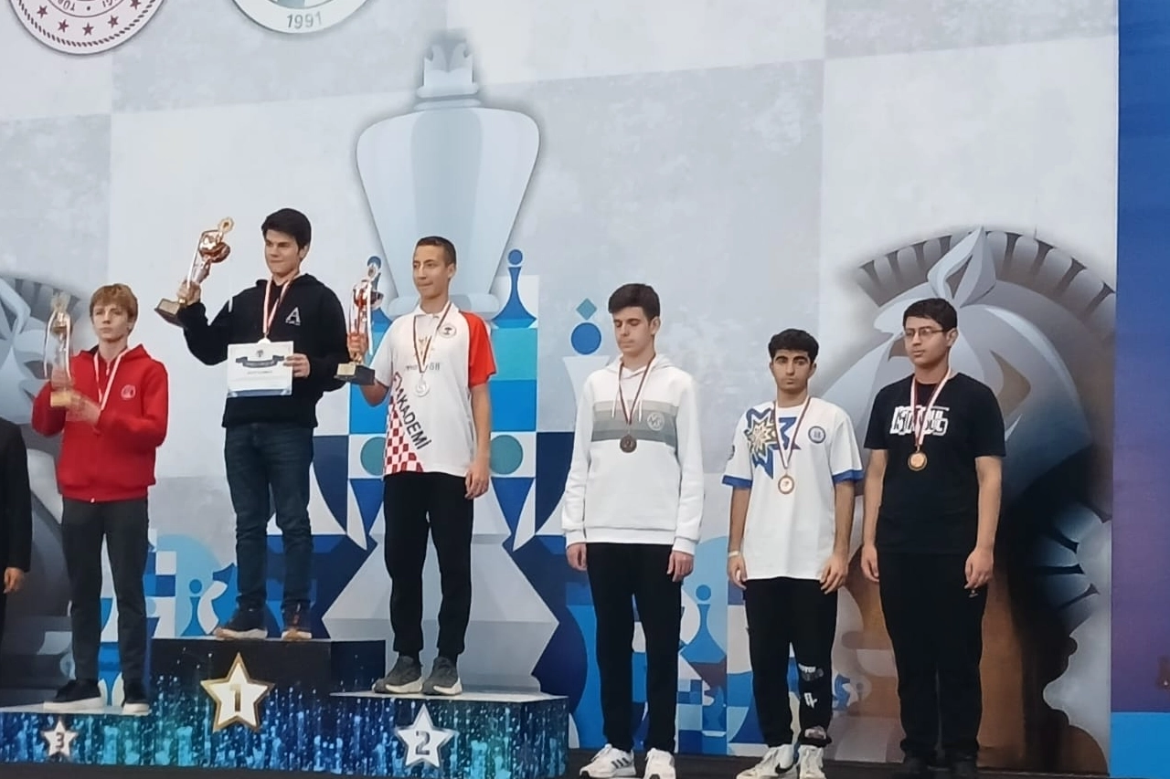 Yalova’da Uzmanlar Koleji’nden bir gurur daha! Yalova Uzmanlar Koleji öğrencisi Deniz Dirikoğlu Milli Takım'da...